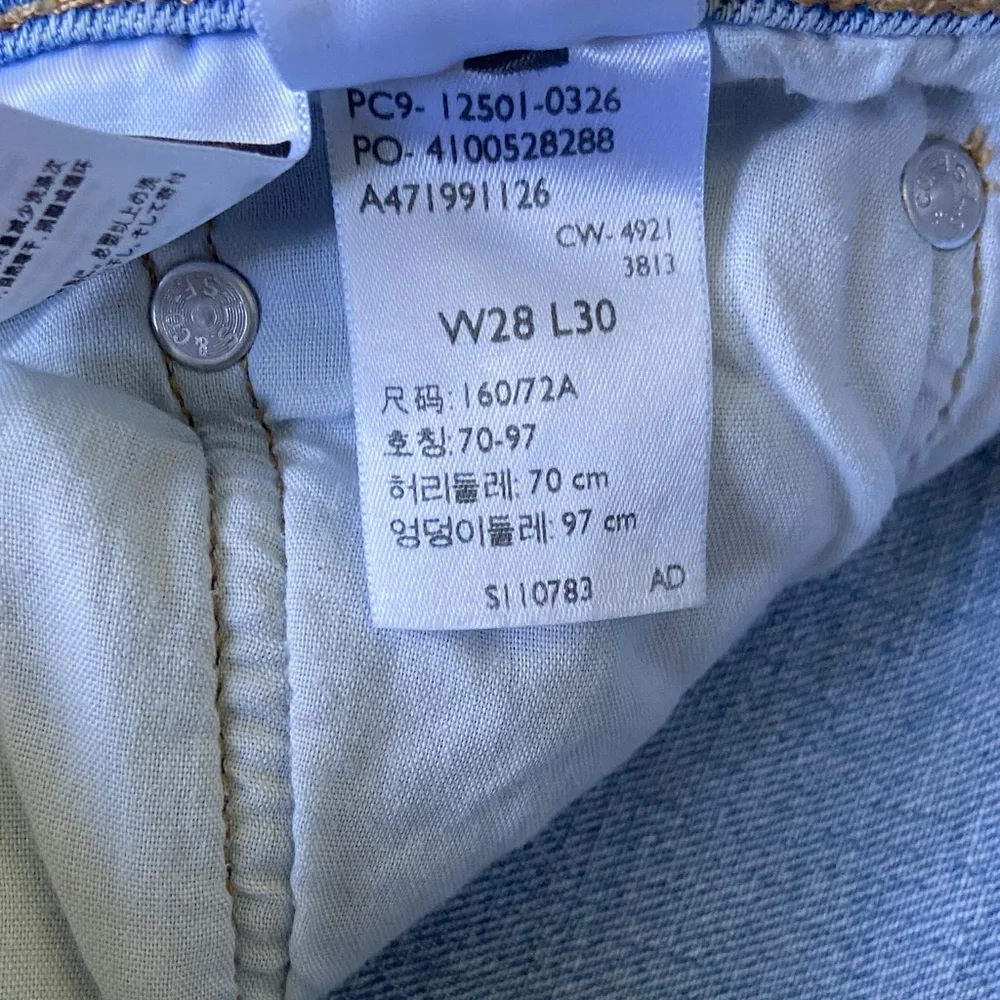 Levi's 501 Women's Light and Dark Blue Straight Leg Jeans Two Pairs Size 28x30. - Picture 9 of 10